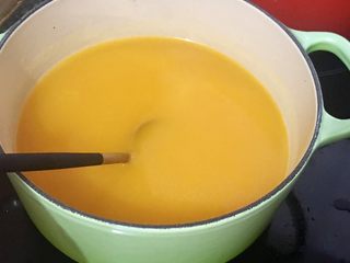 10、南瓜芡实羮,依然保持中火把南瓜泥搅匀,保持搅拌至沸腾。