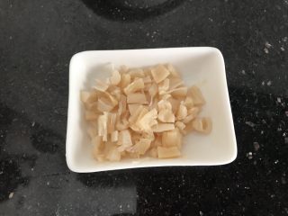 2、淡菜瑶柱排骨粥～健康养生靓粥,泡好的瑶柱稍微捏碎备用