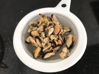 6、淡菜瑶柱排骨粥～健康养生靓粥,滤干水份备用