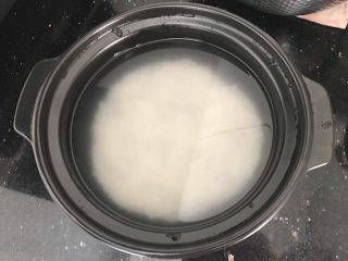 9、淡菜瑶柱排骨粥～健康养生靓粥,大米洗净放入砂锅，加入清水备用