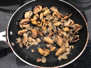 11、淡菜瑶柱排骨粥～健康养生靓粥,炒至无水份，且闻到一阵阵浓郁的香味，微黄就可以