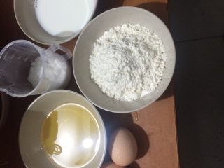 1、电饭煲蛋糕家庭做法,准备材料，鸡蛋需要冷却到室温