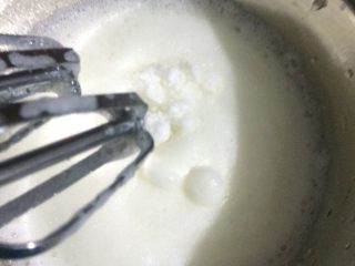 6、电饭煲蛋糕家庭做法,搅拌至如图所示状态，加入10g糖继续搅拌