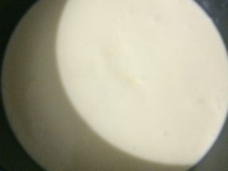 10、电饭煲蛋糕家庭做法,将搅拌好的蛋液加入电饭煲内胆中，双手握住内胆两侧用力拍打底部，使蛋液中的气泡拍出