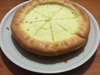 12、电饭煲蛋糕家庭做法,将蛋糕盛放在盘子里，切成几等份，即可品尝美味的戚风蛋糕。