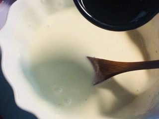 3、#最爱包子#烫面煎饼鸡蛋饼,调成糊状后，加入食用油适量！搅拌混合！