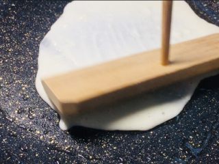 5、#最爱包子#烫面煎饼鸡蛋饼,用工具推开面糊，薄薄的一层最好口感呢！