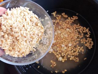 7、日式醇香核桃饭,加入刚刚捣好的核桃碎