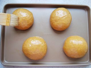 13、葡萄干红糖软欧,表面均匀的刷上一层食用油。