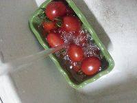 2、培根番茄卷,把小番茄洗干净