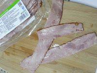 3、培根番茄卷,培根切成适合的大小