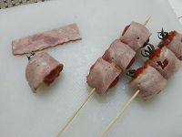 4、培根番茄卷,用培根卷起小番茄，用竹签串起来