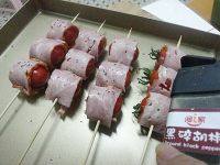 6、培根番茄卷,撒上一点黑胡椒碎