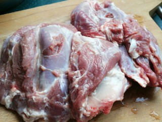 1、羊肉炖豆腐（附清汤羊肉）,羊肉清洗切成自己喜欢的大小。