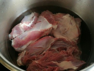 2、羊肉炖豆腐（附清汤羊肉）,加凉水放入高压锅中开大火煮开。这时先不要盖锅盖，等把锅里的血沫盛出后调料放好后再盖锅盖。