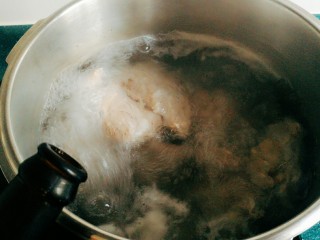 4、羊肉炖豆腐（附清汤羊肉）,然后加入料酒。