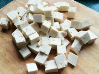 6、羊肉炖豆腐（附清汤羊肉）,将豆腐切成方块。