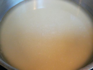 9、羊肉炖豆腐（附清汤羊肉）,另取一锅，将煮好的羊汤取出一些放入锅中煮开。