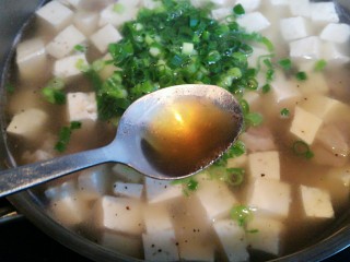 15、羊肉炖豆腐（附清汤羊肉）,最后加入一勺香油。