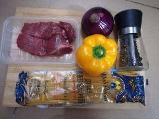 1、黑椒牛柳意面,例牌的全家福，主材料都齐了，但是这次因为用的调味料太多，懒得都放上去