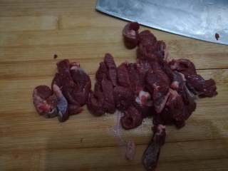 2、黑椒牛柳意面,牛肉用水冲洗下表面，用厨房纸吸干表面水分，然后逆纹切