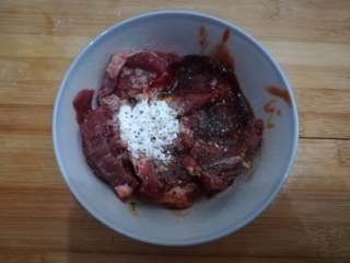 3、黑椒牛柳意面,放入所有腌制酱料，抓匀入味，最起码10分钟，这个时间可以开始准备其他食材和煮意面