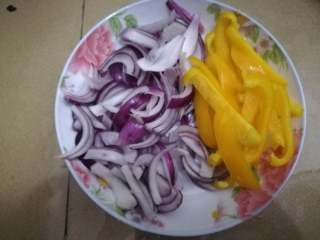 4、黑椒牛柳意面,洋葱和彩椒切细条