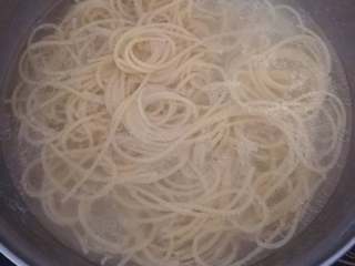 5、黑椒牛柳意面,水开后倒油下盐，根据不同意面需求时间煮熟