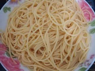 6、黑椒牛柳意面,煮好后的意面用筛网捞出，尽量滤除水分，放一旁备用