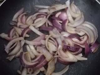11、黑椒牛柳意面,洋葱炒到半透明状态，这是会开始释放甜味
