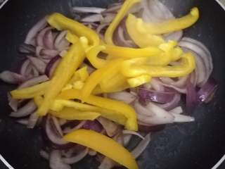 12、黑椒牛柳意面,彩椒很容易熟，所以要晚点下