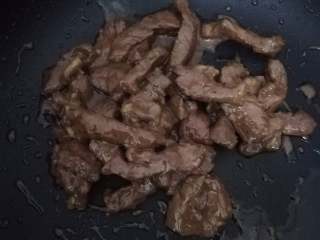 9、黑椒牛柳意面,材质表面看不到生肉即可，不需要完全炒熟，捞出放一旁备用