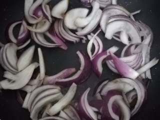 10、黑椒牛柳意面,锅子的油如果还剩很多的话就不需要再加油了，直接下洋葱炒