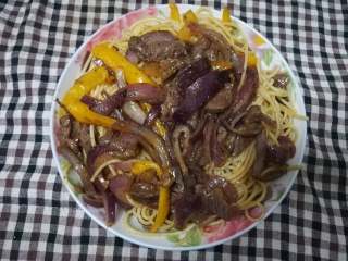 14、黑椒牛柳意面,将意面倒进锅内和牛肉翻炒下盛出到漂亮的碟子内(╯-_-)╯╧╧