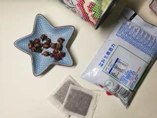 1、【暖心饮品】锅煮玫瑰奶茶,把把把准备好材料。