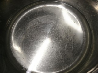 2、【暖心饮品】锅煮玫瑰奶茶,把纯净水倒入锅中煮开