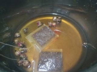 3、【暖心饮品】锅煮玫瑰奶茶,放入红茶茶包和玫瑰花，关火焖3分钟。