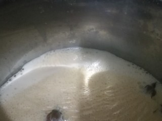 4、【暖心饮品】锅煮玫瑰奶茶,再倒入牛奶，小火煮至边缘微微烧滚即可。