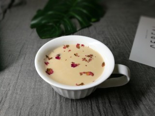 5、【暖心饮品】锅煮玫瑰奶茶,喝的时候再兑入蜂蜜。蜂蜜加的时候奶茶温度不宜过高，高温会杀死蜂蜜中的营养成份。