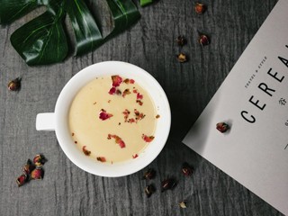 6、【暖心饮品】锅煮玫瑰奶茶,慵懒的午后，一杯暖心的玫瑰奶茶，一小碟点心，再来本可心的书，何其幸福。