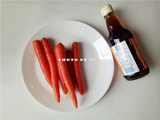 1、秘制烤胡萝卜,备好食材：胡萝卜，鱼露；胡萝卜最好挑选小胡萝卜，我找不到小的，所以挑选了大胡萝卜；但是感觉大胡萝卜烤出来也很美味，鱼露也不可少；