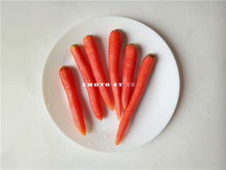 2、秘制烤胡萝卜,胡萝卜削皮；