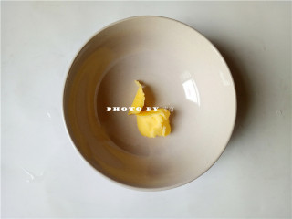 3、秘制烤胡萝卜,碗里挖一勺黄油，分量可多可少；黄油多一点，会更香；
