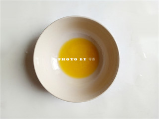 4、秘制烤胡萝卜,将黄油放进微波炉，加热至黄油融化；