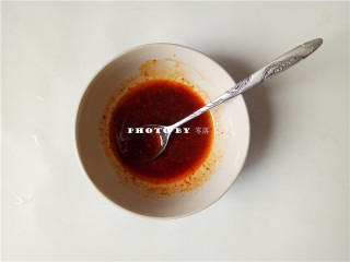 5、秘制烤胡萝卜,黄油里调入老抽、鱼露、蜂蜜、醋、油泼辣子、橄榄油，搅拌均匀；