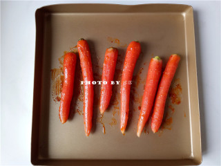 7、秘制烤胡萝卜,将黄油混合调料刷在胡萝卜上，翻面，继续刷，直至胡萝卜全身都粘上调料；