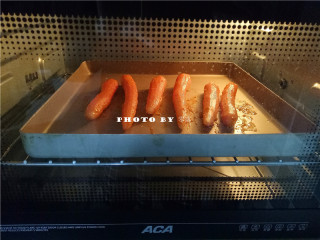 9、秘制烤胡萝卜,将胡萝卜放进烤箱中层；