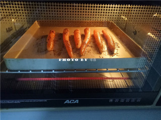 11、秘制烤胡萝卜,中途给胡萝卜翻下面；