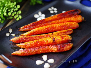 12、秘制烤胡萝卜,时间结束后，胡萝卜就可以吃了。