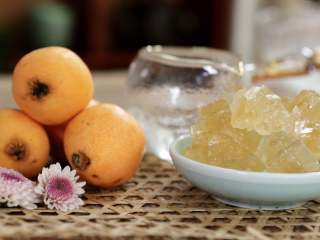 1、【枇杷糖】当枇杷遇上麦芽糖，夏天只剩清凉,准备材料；